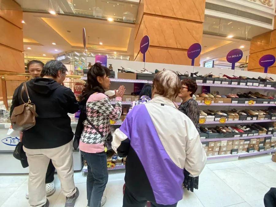 “1800元的出口商品219元拿下”!上海人假期疯狂“捡漏”<strong></p>
<p>币安钱包官网</strong>,这里外贸好东西都卖爆了,新品还将接力上市