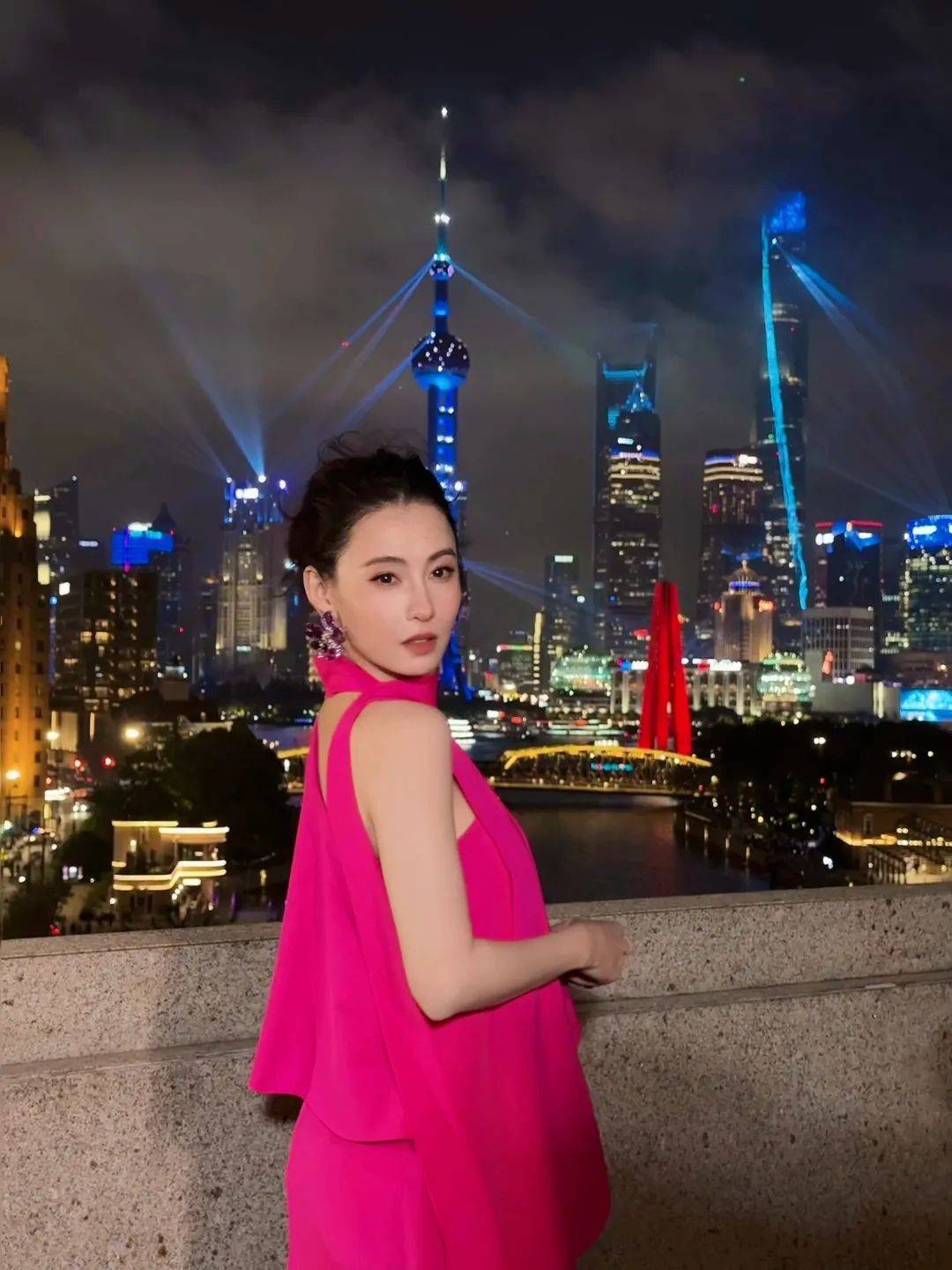 张柏芝身穿豹纹装<strong></p>
<p>币安最大杠杆</strong>，时隔26年再现我养你名场面！烈焰红唇太抢镜