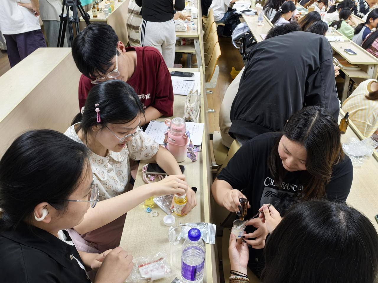 口红、面霜、爽肤水……浙江高校学生DIY纯天然化妆品<strong></p>
<p>币安测试网</strong>,这门课一开就是十年