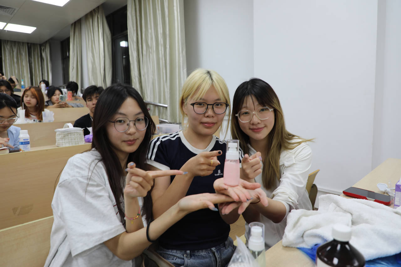 口红、面霜、爽肤水……浙江高校学生DIY纯天然化妆品<strong></p>
<p>币安测试网</strong>,这门课一开就是十年