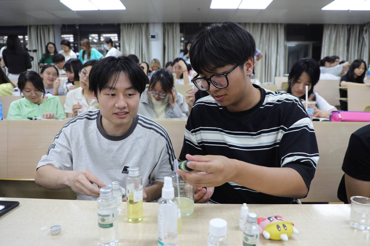 口红、面霜、爽肤水……浙江高校学生DIY纯天然化妆品<strong></p>
<p>币安测试网</strong>,这门课一开就是十年