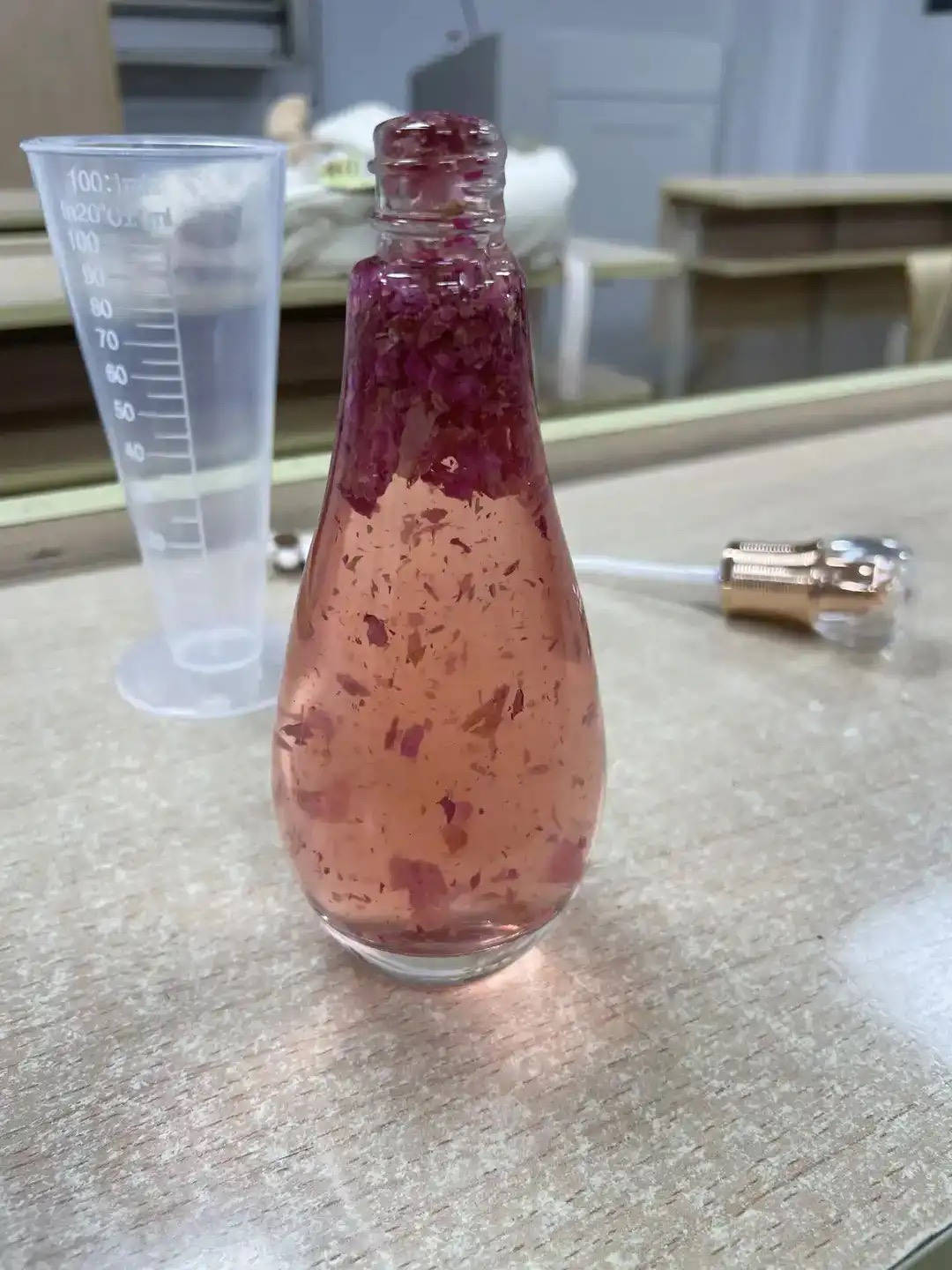 口红、面霜、爽肤水……浙江高校学生DIY纯天然化妆品<strong></p>
<p>币安测试网</strong>,这门课一开就是十年