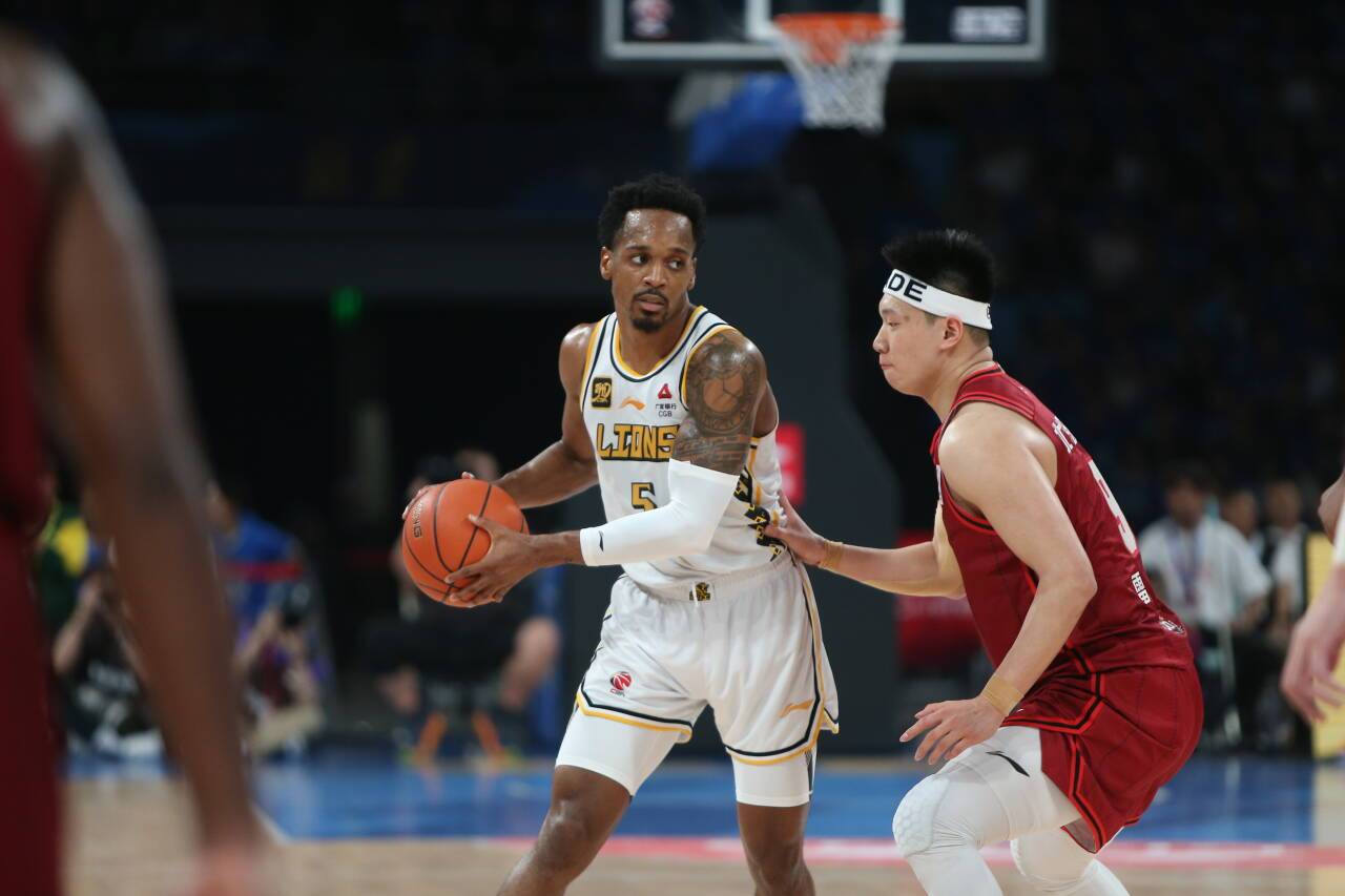 总决赛-布朗44分周琦26+13 广厦客场逆转北京总分2-1