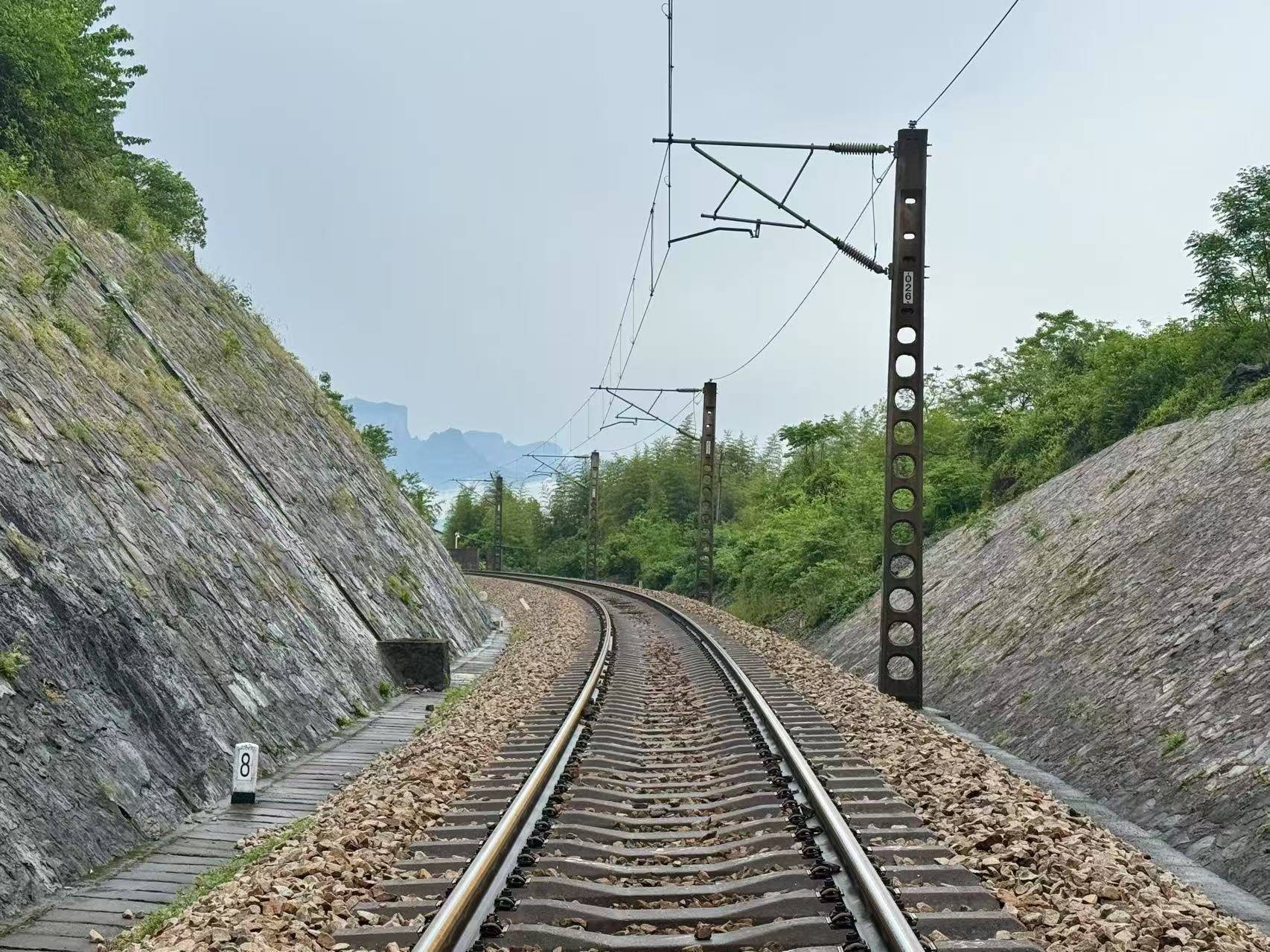 界面调查|铁路穿村而过:一个湘西村庄与17起火车撞人事故
