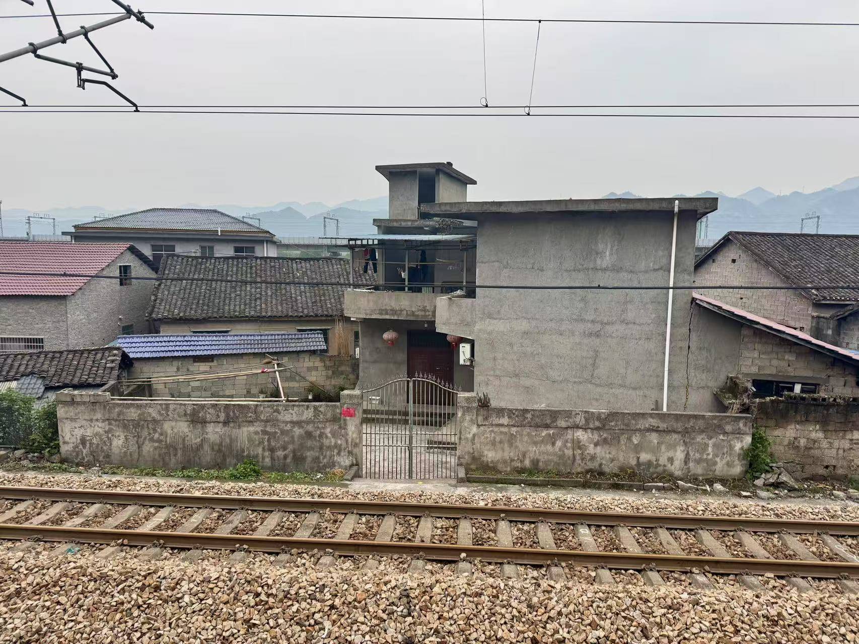 界面调查|铁路穿村而过:一个湘西村庄与17起火车撞人事故