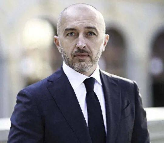 乌克兰终于恍然大悟<strong></p>
<p>币安交易网址</strong>,泽连斯基开始悄悄掉头,最大金主已早已换人!