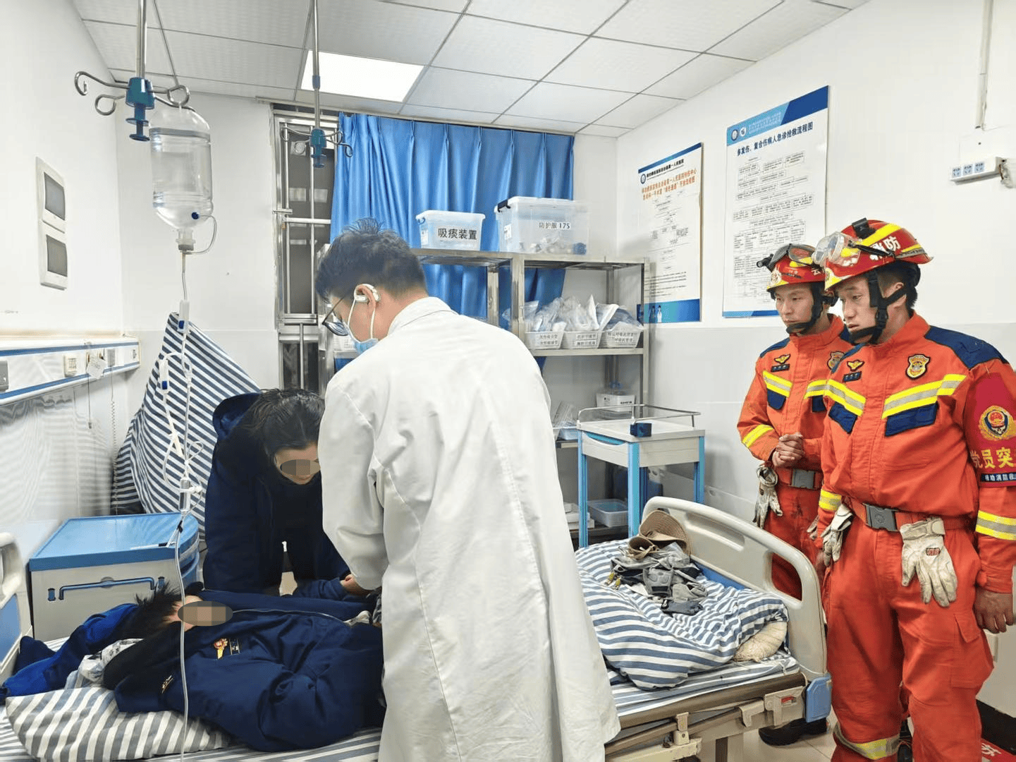 云南2名母亲带3娃登山半夜迷路:其中一名9岁儿童受伤意识不清 消防连夜救援