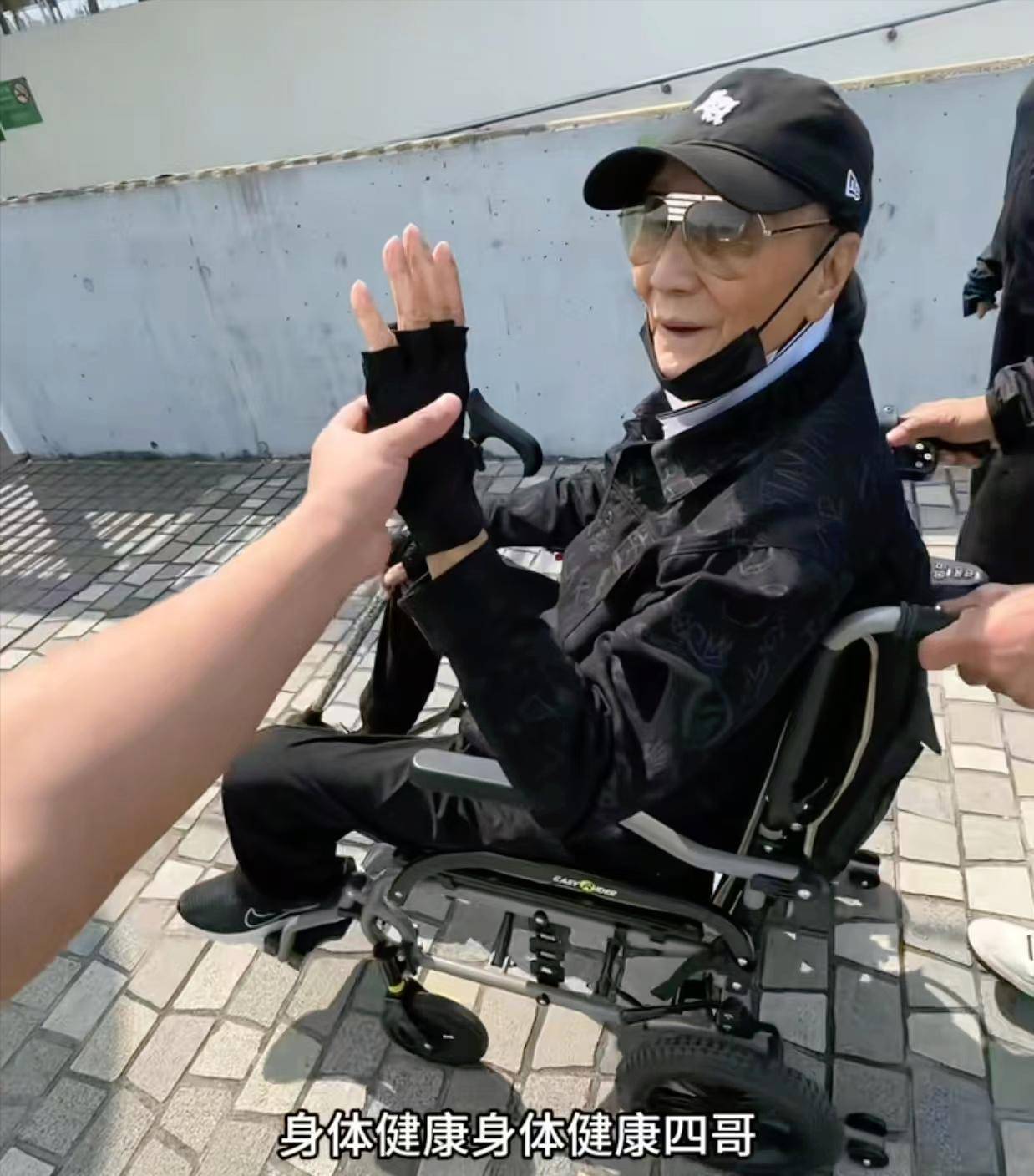 71岁成龙头发花白<strong></p>
<p>狗币钱包安卓</strong>!谢贤交代后事张纪中出了车祸还得养家…慢慢老去的他们让人泪目