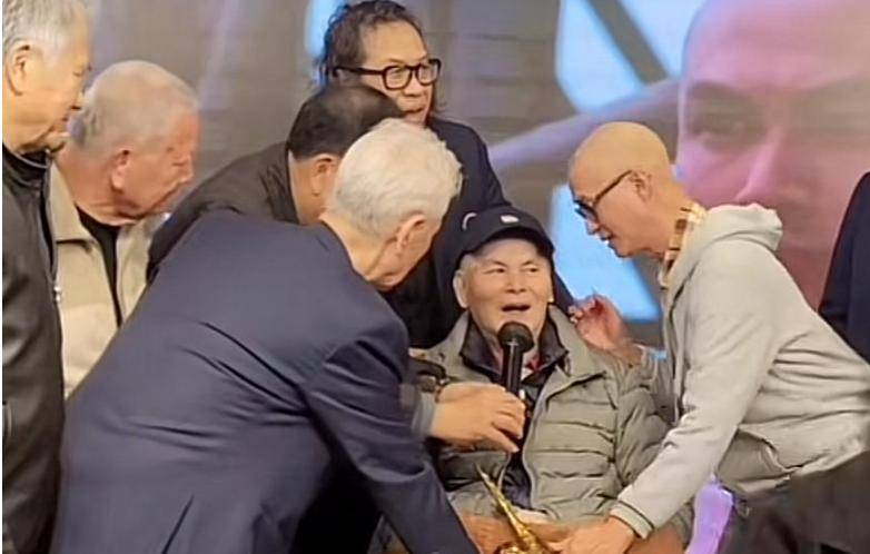 71岁成龙头发花白<strong></p>
<p>狗币钱包安卓</strong>!谢贤交代后事张纪中出了车祸还得养家…慢慢老去的他们让人泪目