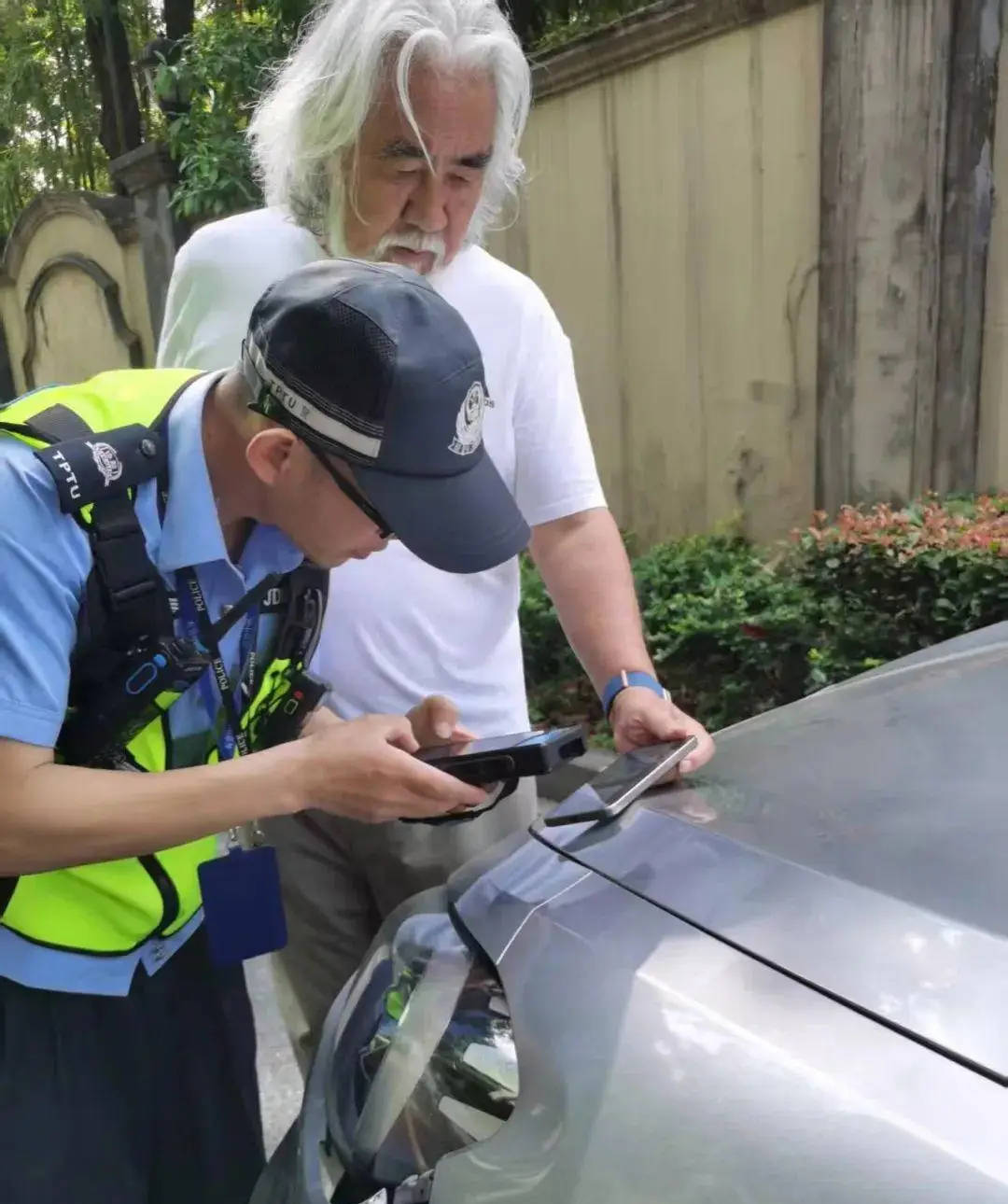 71岁成龙头发花白<strong></p>
<p>狗币钱包安卓</strong>!谢贤交代后事张纪中出了车祸还得养家…慢慢老去的他们让人泪目