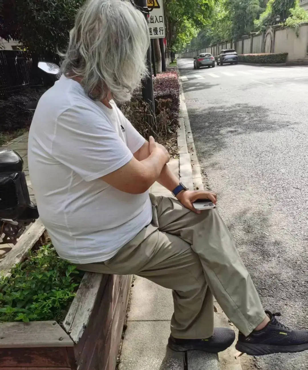 71岁成龙头发花白<strong></p>
<p>狗币钱包安卓</strong>!谢贤交代后事张纪中出了车祸还得养家…慢慢老去的他们让人泪目