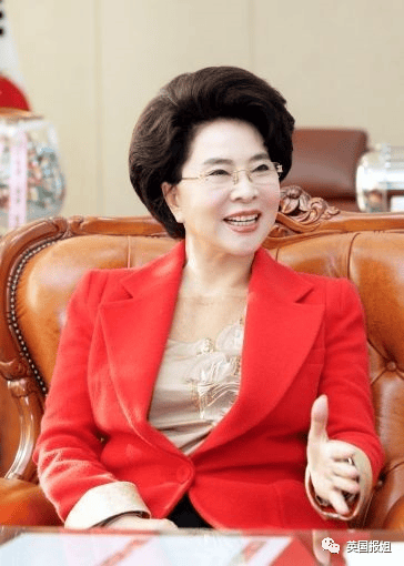 韩国93岁女校长因冻龄走红，一生堪称传奇，网友：看着比我还年轻