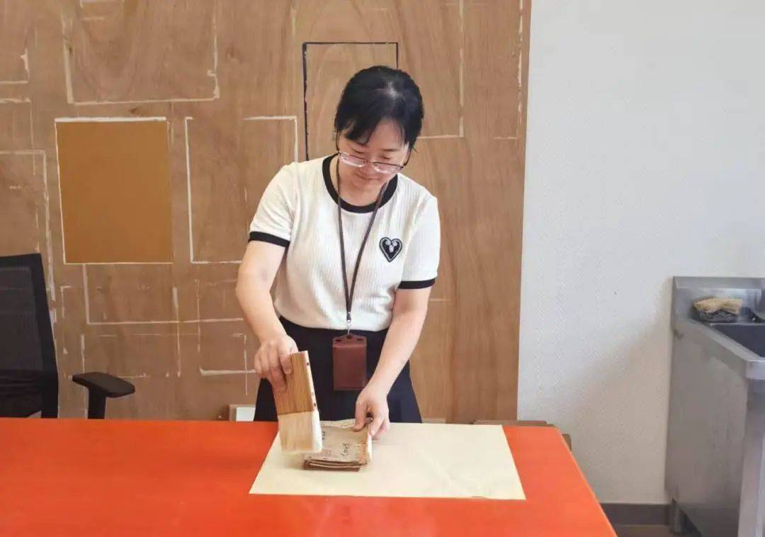 “冷板凳”一坐18年<strong></p>
<p>币安troy</strong>!41岁厦门女子:要一直坐下去