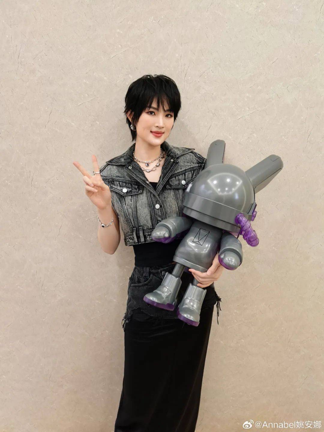 姚安娜被问到哈佛大学拒收国际生，微笑回应“还好毕业了”，此前曾以满分成绩考入哈佛大学