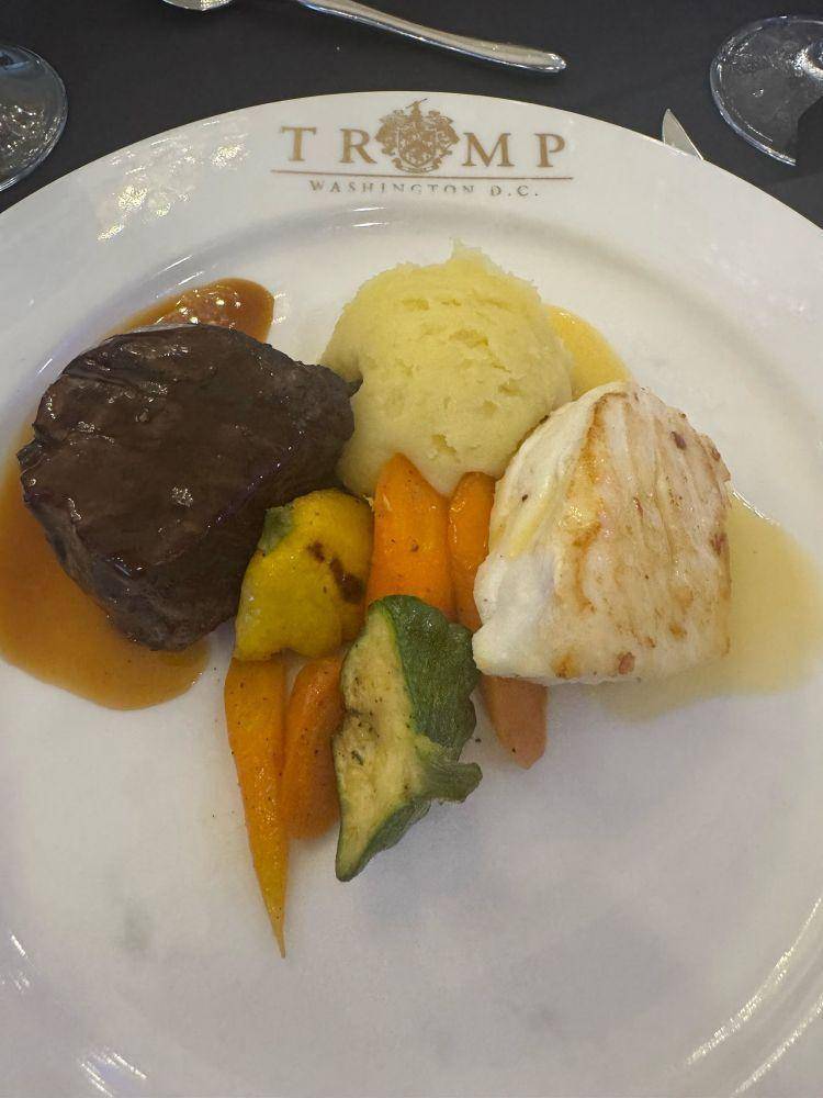 外媒：特朗普豪华晚宴被宾客吐槽，食物比廉航飞机餐还糟糕，演讲空洞匆匆离场