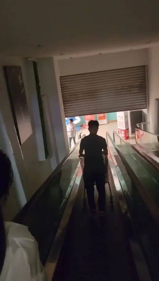 江苏苏州一大润发店员着急下班<strong></p>
<p>币安sol</strong>，强制关闭载客中电梯！经理致歉：已警告处罚