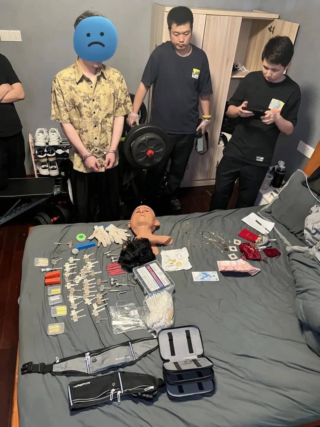 江苏一男子戴仿真“人皮”面具入室盗窃<strong></p>
<p>币安合约上线</strong>,流窜多个小区作案,涉案金额达15万余元