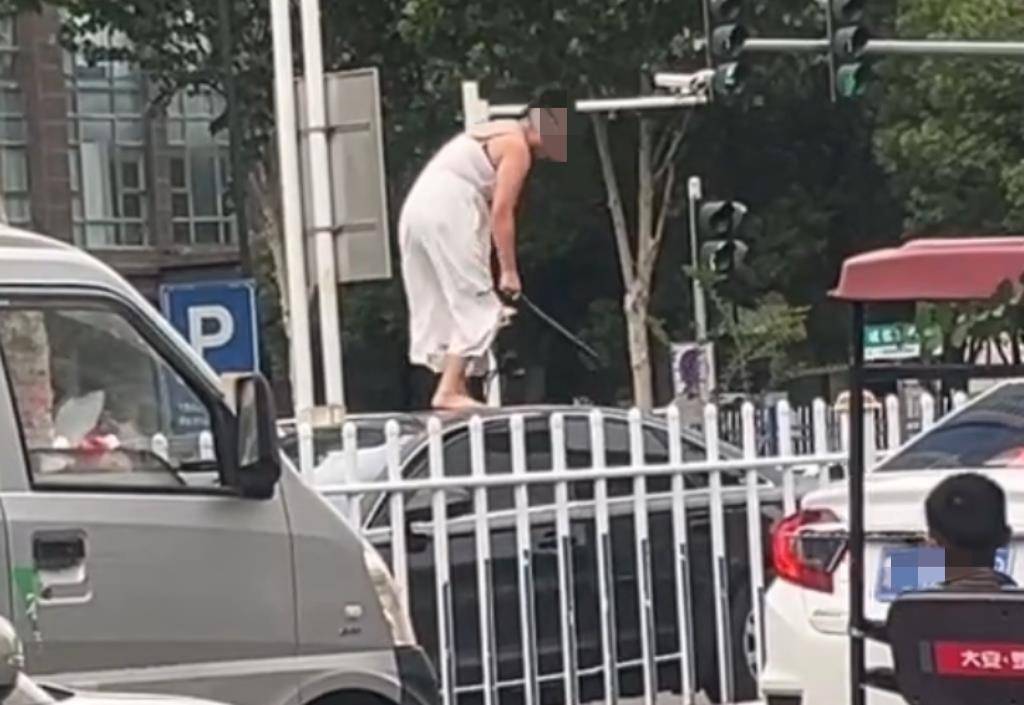 女子持械当街打砸多辆轿车<strong></p>
<p>币安交易所联盟</strong>,被顶在挡风玻璃上前行,当地:女子当场被控制,警方介入调查