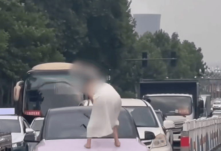 河南一女子路上持械打砸多辆车<strong></p>
<p>币安交易所联盟</strong>,最新回应:已被警方控制