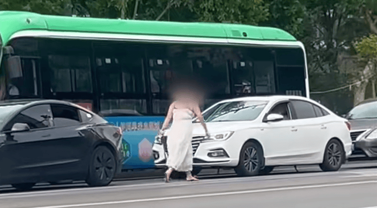 河南一女子路上持械打砸多辆车<strong></p>
<p>币安交易所联盟</strong>,最新回应:已被警方控制