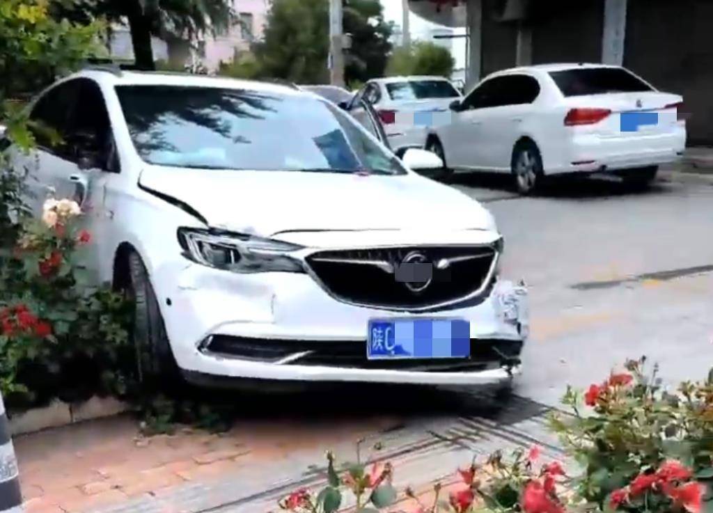 宝鸡一社区女书记当街开车追撵女子撞上电瓶车:两名女子被警方控制<strong></p>
<p>币安最新动态</strong>,两名伤者在医院治疗