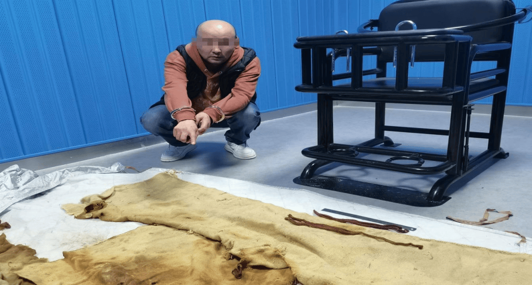 男子从干尸上扯下“裹尸布”<strong></p>
<p>安卓推币游戏</strong>，保存20年后拿出来卖？