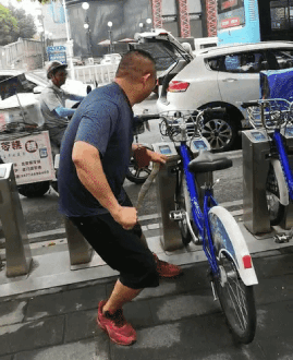 女游客疑被蛇咬伤身亡后<strong></p>
<p>安卓推币游戏</strong>,博主“啊宝”讲毒蛇1天涨粉190万