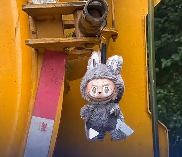 大爷捡到labubu随手挂吸粪车<strong></p>
<p>币安交易所商家</strong>,女子蹲点数天被人99元抢先买走