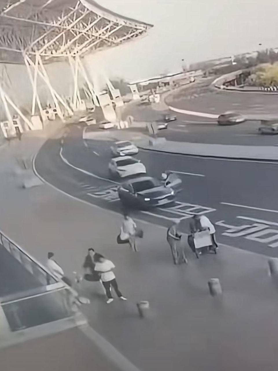 天津滨海机场一司机开门下车被相邻车道来车撞倒<strong></p>
<p>币安交易所商家</strong>，车门脱落 交警正调查，律师分析