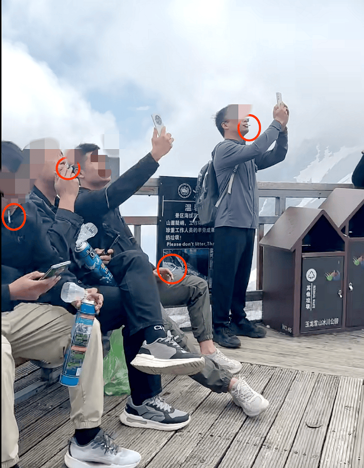 玉龙雪山4500米观景平台上几名男游客手持氧气瓶，一边吸氧一边抽烟，景区回应：将加强劝导