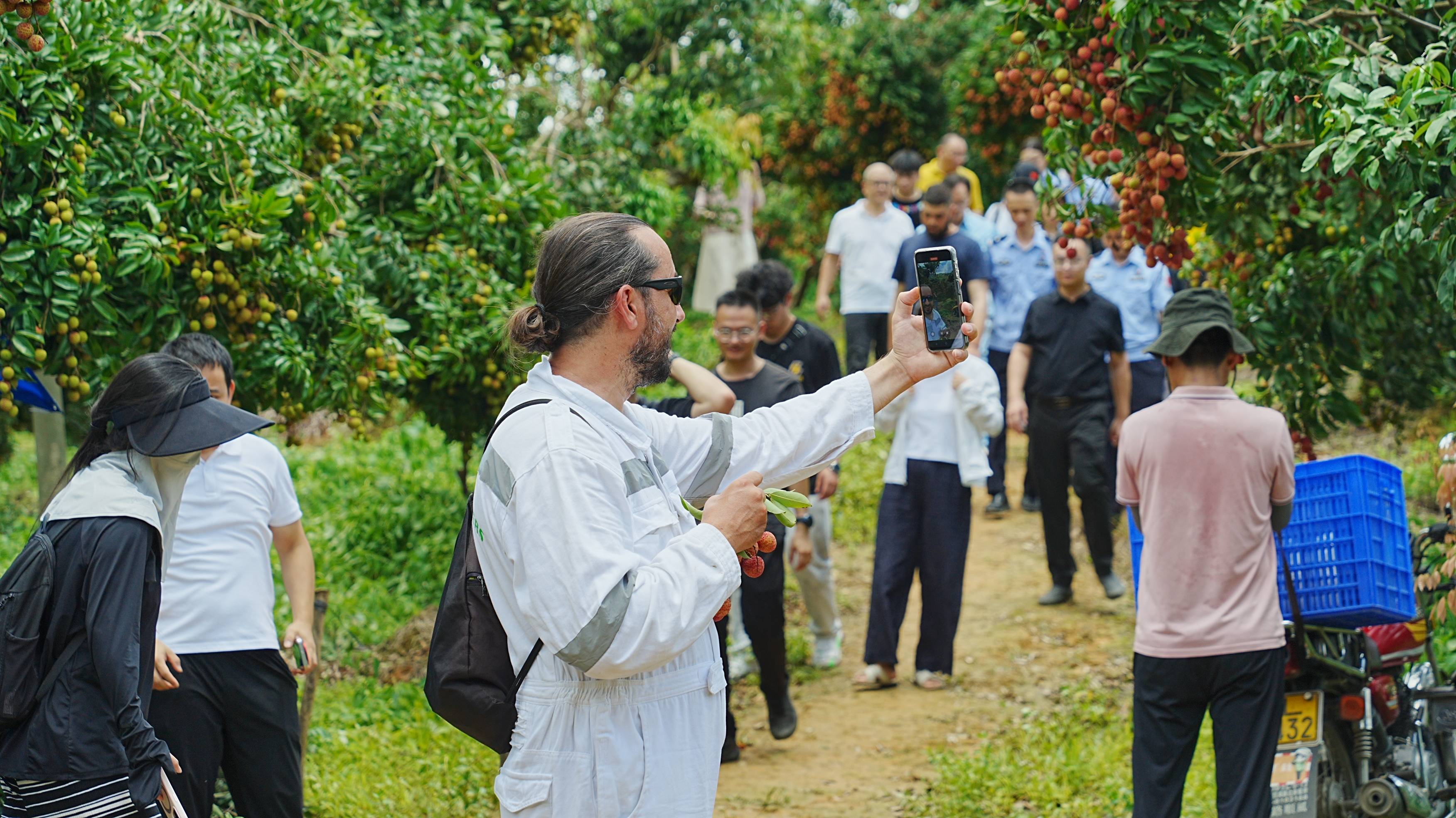 “第一次吃<strong></p>
<p>币安区块链</strong>,像吃葡萄!”外籍船员在惠州品尝荔枝