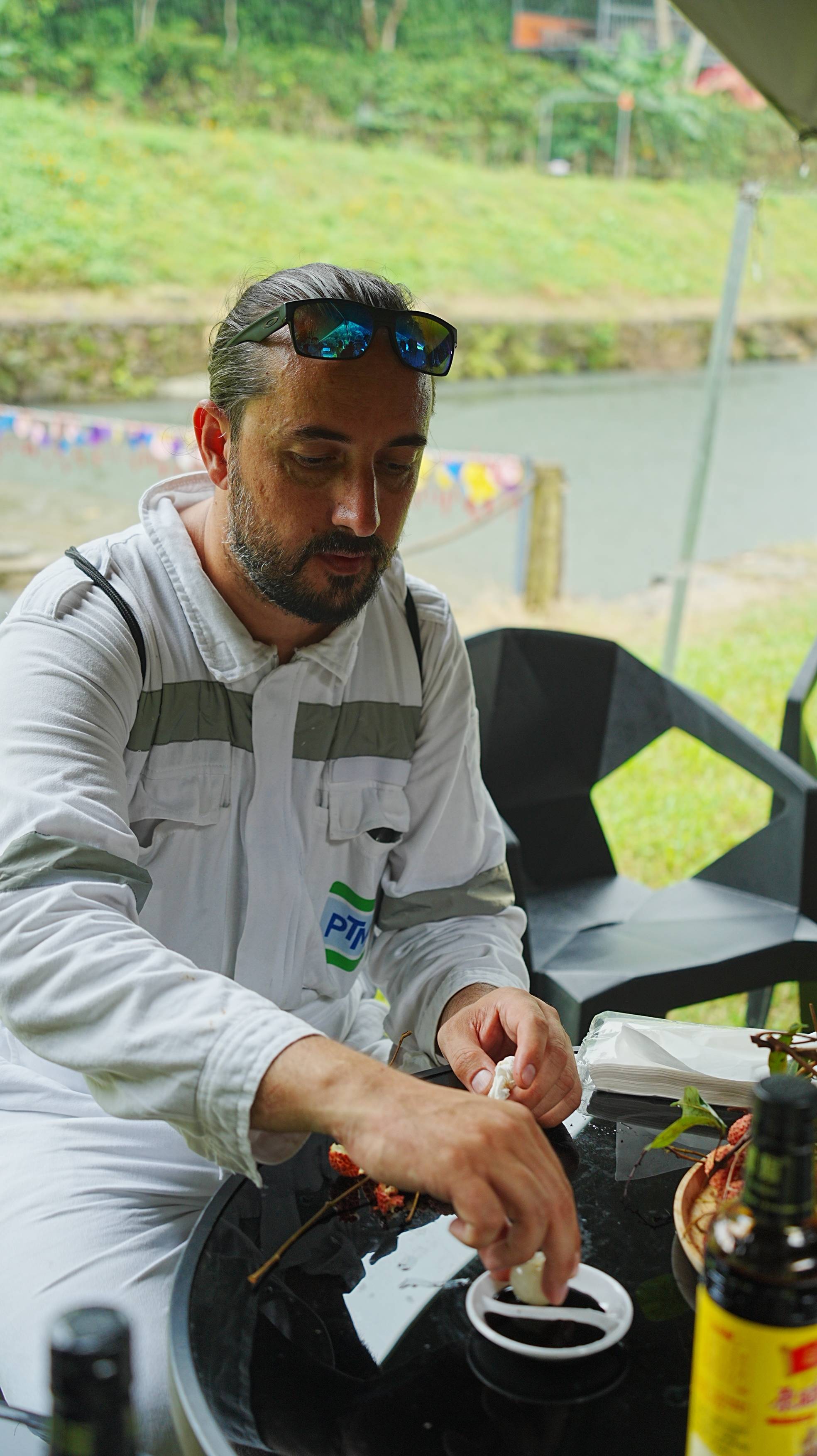 “第一次吃<strong></p>
<p>币安区块链</strong>,像吃葡萄!”外籍船员在惠州品尝荔枝