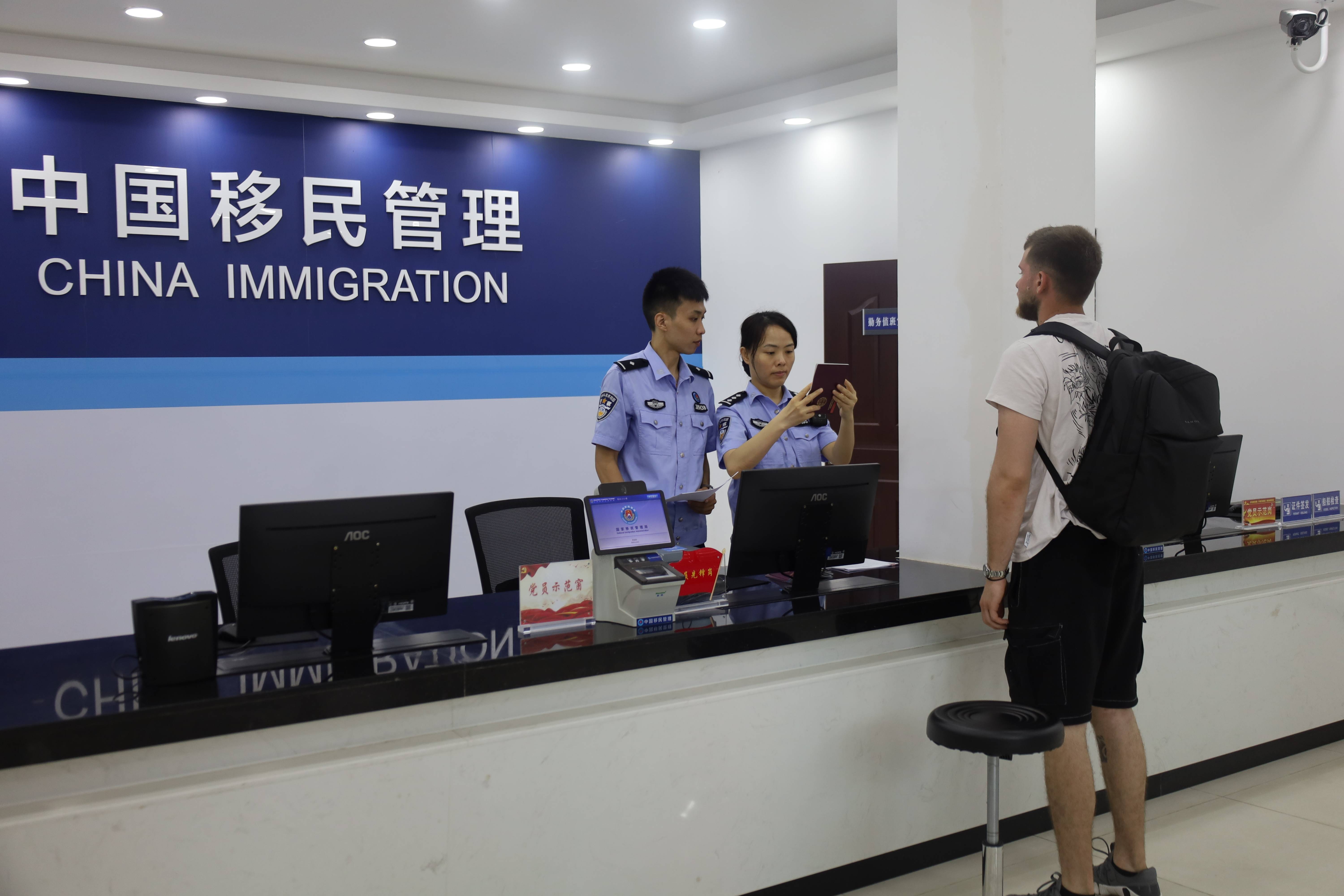 “第一次吃<strong></p>
<p>币安区块链</strong>,像吃葡萄!”外籍船员在惠州品尝荔枝