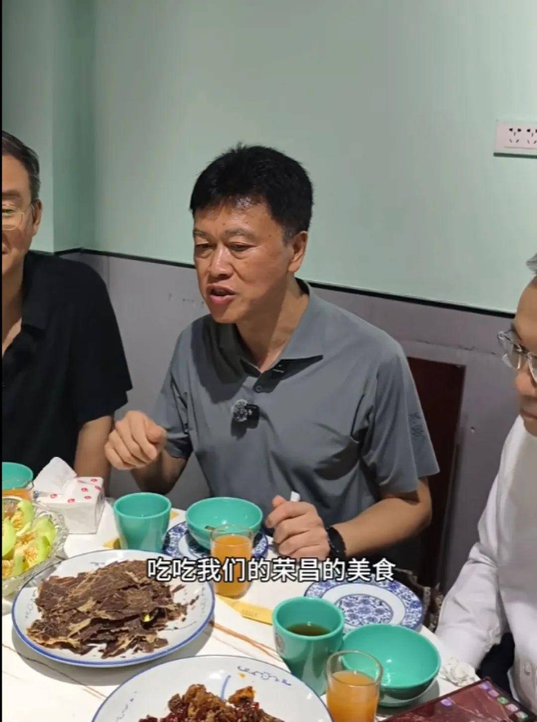 重庆一区委书记带头下馆子 称要带头消费
