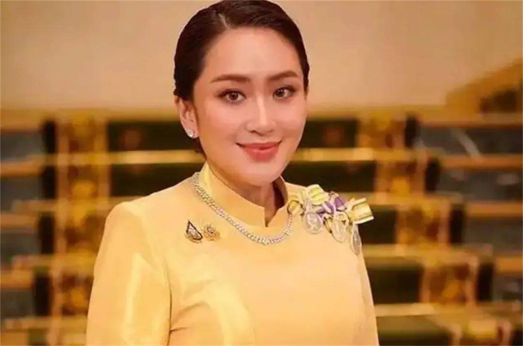 总理府已被围<strong></p>
<p>安网币发行价</strong>,泰陆军司令出山,洪森预测,美女总理三月内必下台