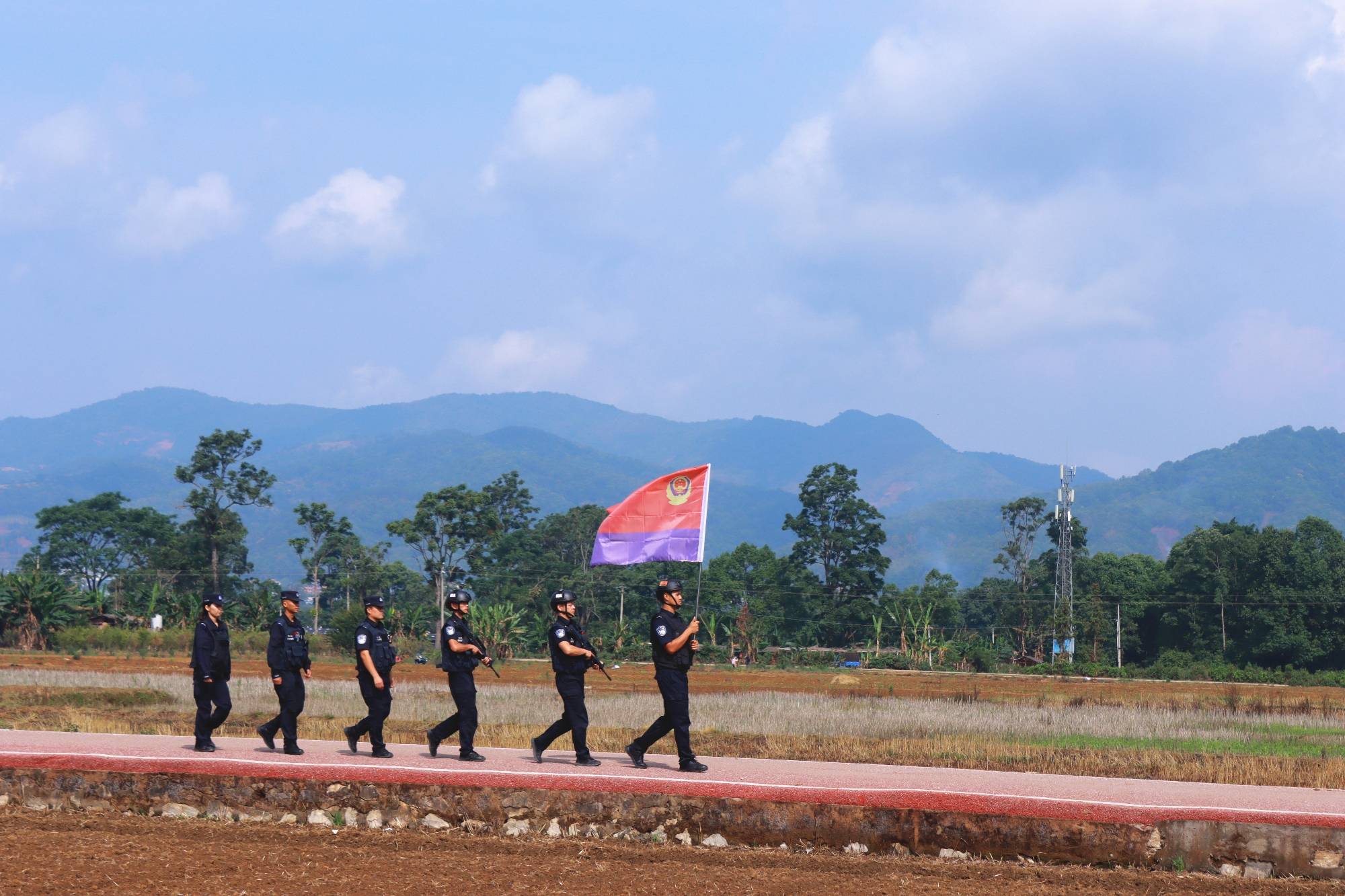 102.13万人次<strong></p>
<p>币安官网app</strong>!勐撒临时执勤点验放进出边境人员突破百万大关!