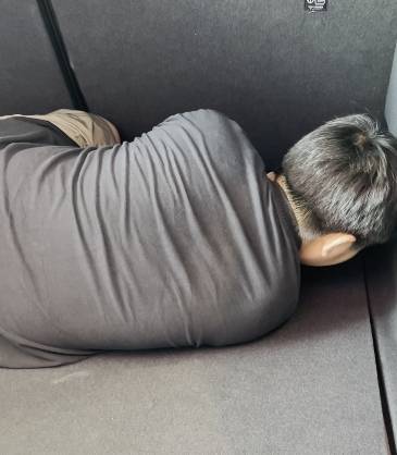 9岁男童被安排后备箱数小时，生母再发声：已提起诉讼