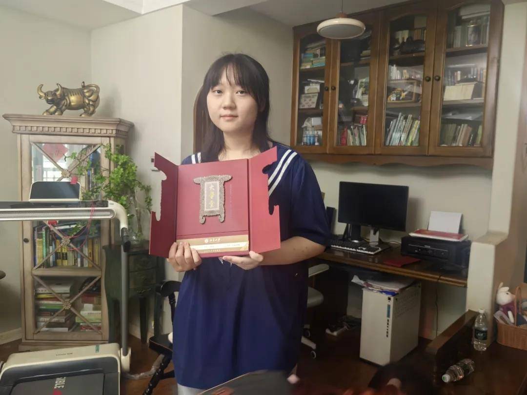 湖北第一个!胡宇秋(女<strong></p>
<p>币安永久合约</strong>,武汉学生)收到北大录取通知书