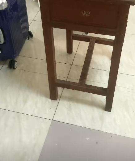 江苏一男子租房陪读，看到老课桌上几个数字惊了！竟是自己33年前的“伙伴”