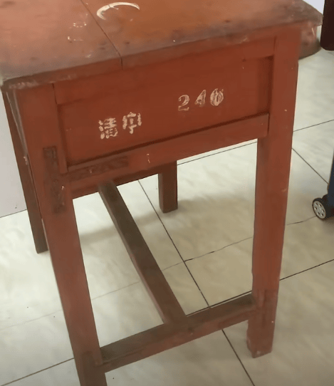 江苏一男子租房陪读<strong></p>
<p>币安最新地址</strong>，看到老课桌上几个数字惊了！竟是自己33年前的“伙伴”