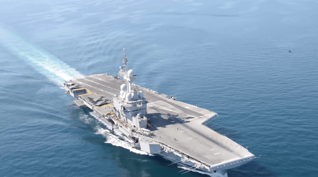 法国航母刚进入南海，迎面遇上40艘中国军舰？法高官称做好开战准备，比美舰受尊重