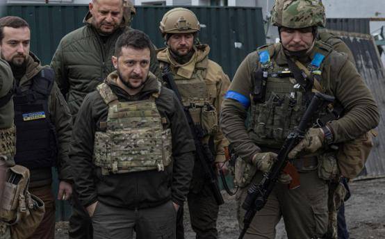 俄军40次冲锋攻入红军城!乌民众千人抗议逼宫<strong></p>
<p>安卓币官网注册</strong>,泽连斯基要下台?