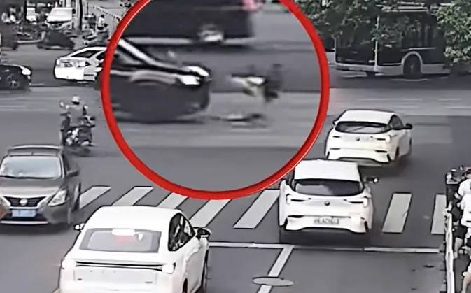 上海一8岁男童单独上路<strong></p>
<p>币安卖矿机</strong>,闯红灯被车撞飞:“家长让我自己出来锻炼一下”