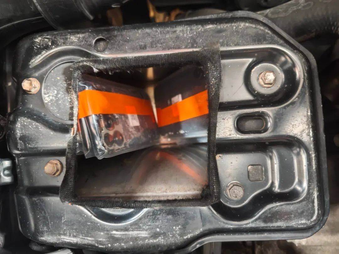 客车发动机下藏匿23台旧手机<strong></p>
<p>币安交易所平台</strong>,被海关查获