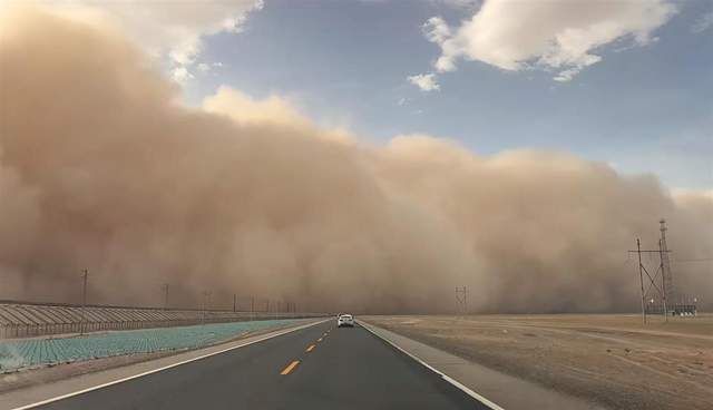 沙尘暴突袭甘肃敦煌<strong></p>
<p>币安商家版</strong>，游客：百米高沙墙扑向公路，像是走进了末日小说