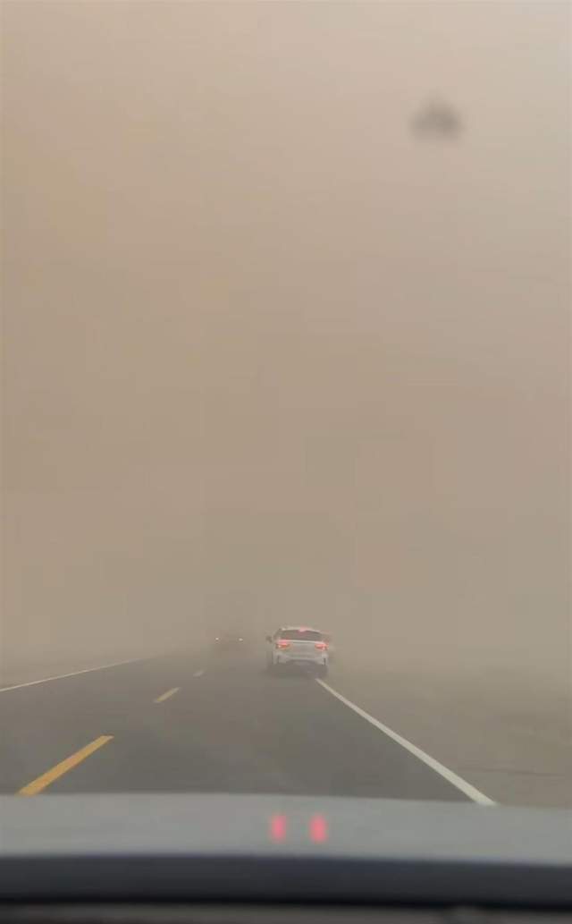 沙尘暴突袭甘肃敦煌<strong></p>
<p>币安商家版</strong>，游客：百米高沙墙扑向公路，像是走进了末日小说